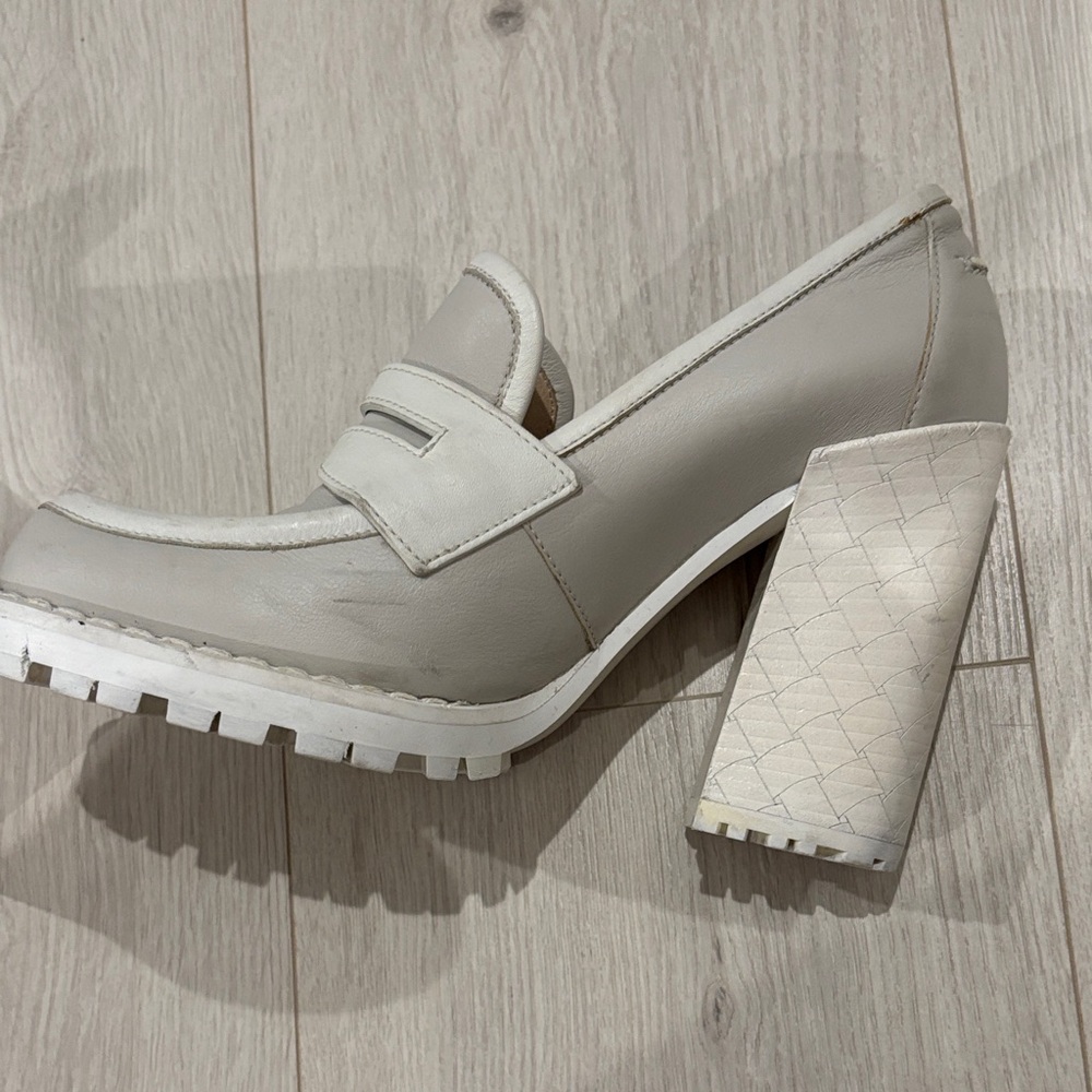 Bottega Veneta Women's White Leather Loafers Size 6 - Picture 3 of 5